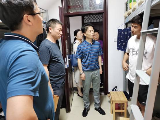 龙文与员工交流.jpg