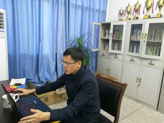 胡科经理主持线上答辩现场.jpg