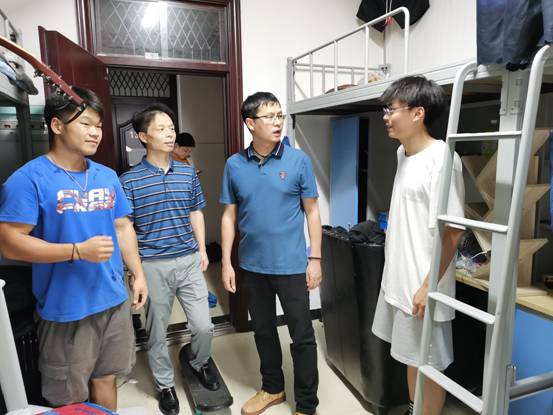 胡科与员工交流.jpg